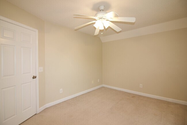 Building Photo - Great 3 bed + bonus house in Aberdeen