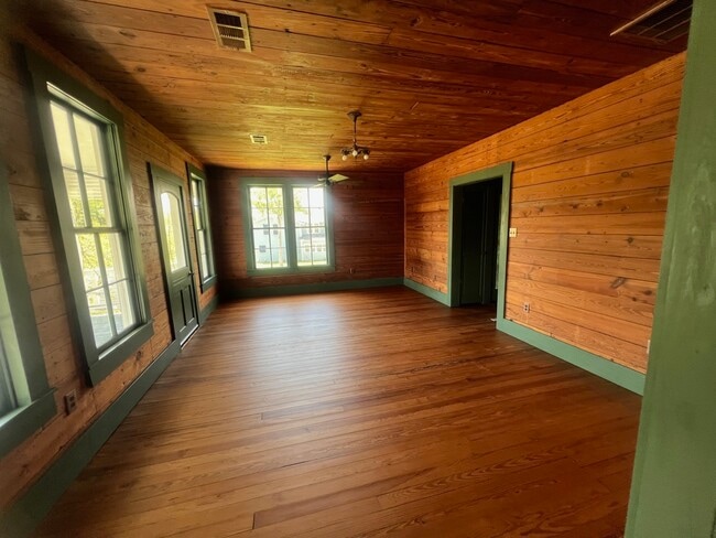 Building Photo - 618 Bayridge Rd