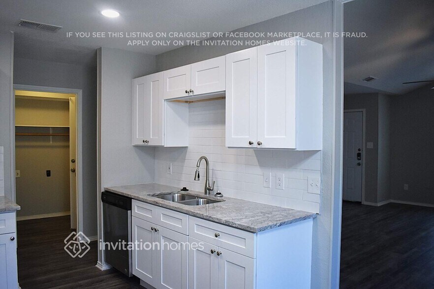 Building Photo - 1111 Hidden Creek Dr