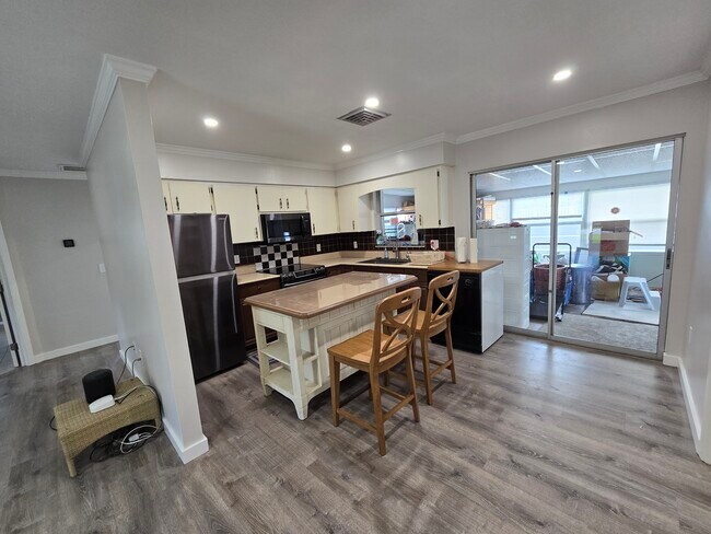 Building Photo - 1535 Queen Rd