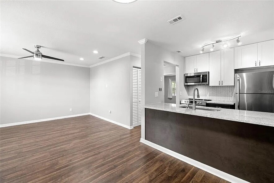 Building Photo - 304 S Habana Ave