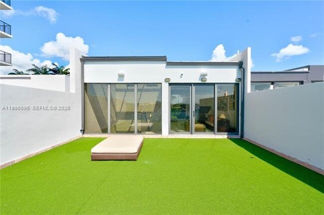 Building Photo - 1000 Venetian Way