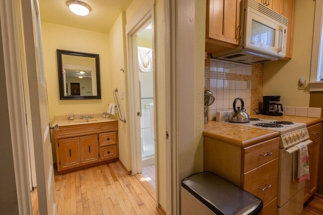 Building Photo - 550 square foot Fully Furnished short term...
