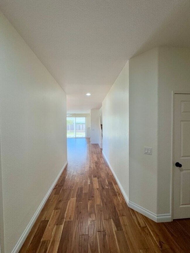 Building Photo - 4 Bedroom Menifee home available now for l...