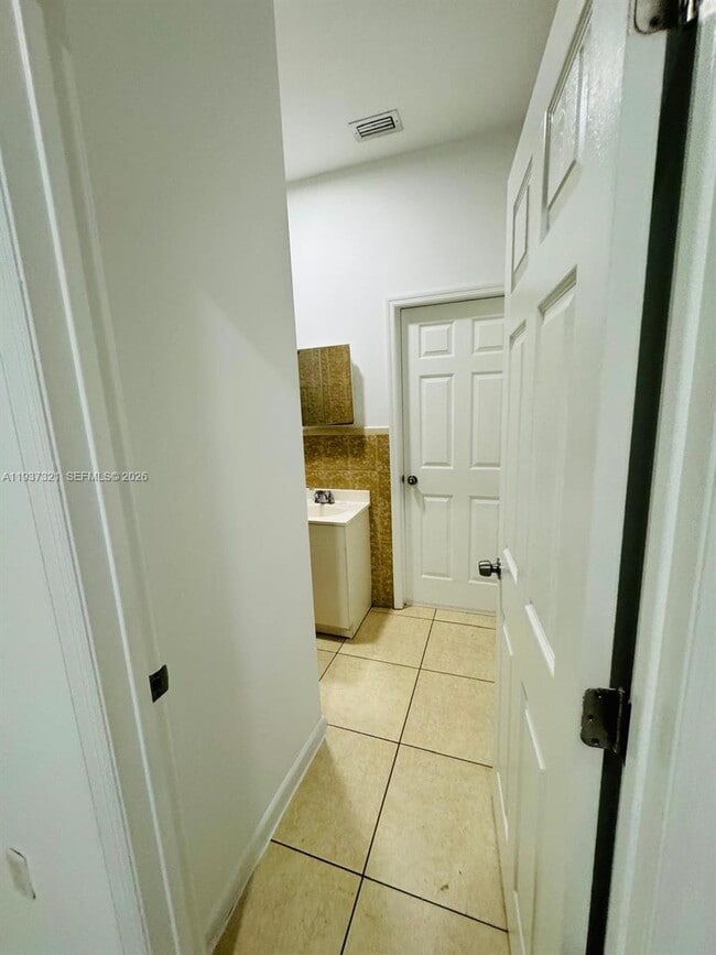 Building Photo - 1330 NW 5th St