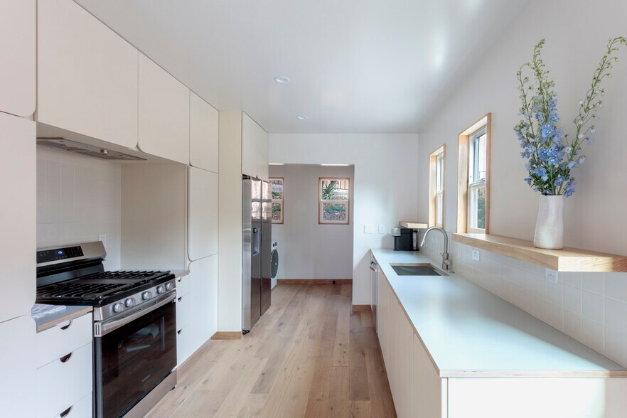 Building Photo - 3361 Hamilton Way