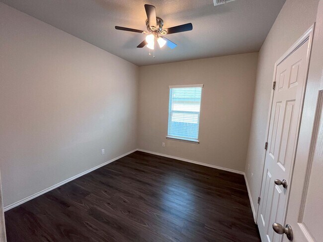 Building Photo - Available NOW, No Carpet, Ceiling Fans, La...