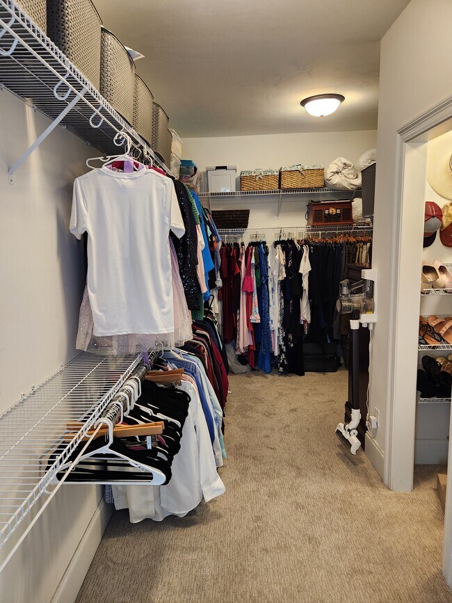 Building Photo - 5855 Vlg Rdg Wy