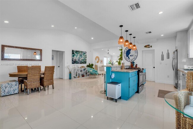Building Photo - 1571 Normandy Dr