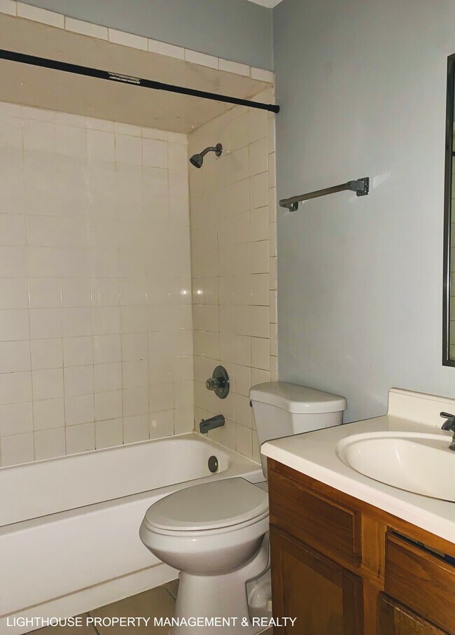 Building Photo - Renovated 2/1 Westside Duplex