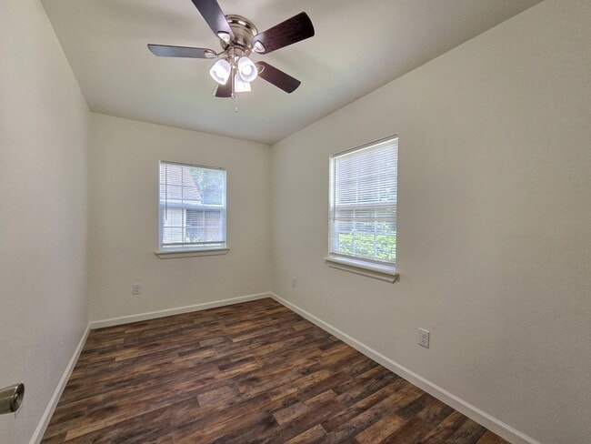 Building Photo - 3 Bedroom, 1 Bath Home in Shawnee!