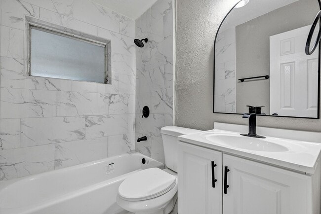 Building Photo - Charming 3-Bedroom Home with Spacious Yard & Enclosed Porch in Frostproof