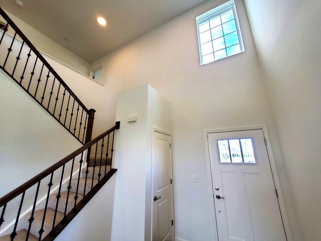 Building Photo - 2br 2.5 bath Townhome only 2 years old.