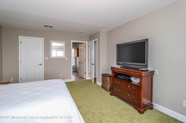 Building Photo - 1095 Island Dr