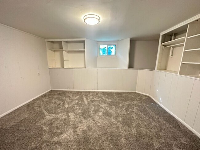 Building Photo - Beautiful 6 bedroom 2 bathroom home is a m...