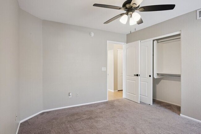 Building Photo - Very nice single level home with 4 bedrooms and 2 baths!