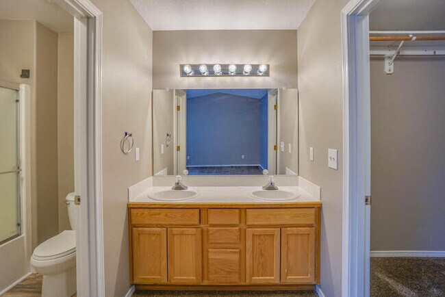 Building Photo - THREE BEDROOM TOWNHOME IN HAZEL DELL