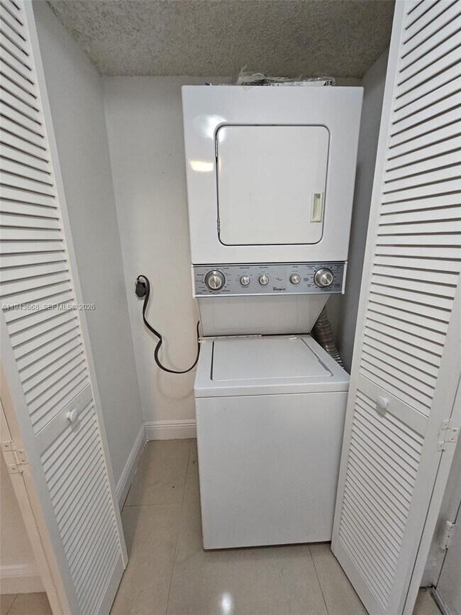 Building Photo - 8180 Geneva Ct