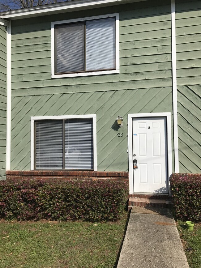Building Photo - 301 S Lipona Rd