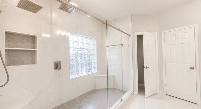 Building Photo - 423 Blossomwood Dr