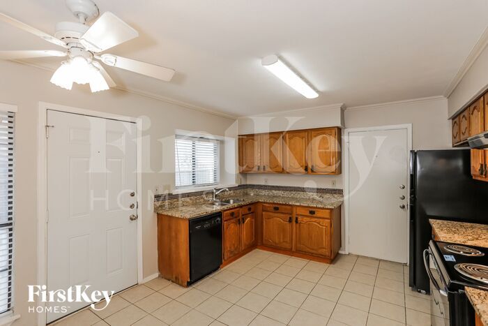 Building Photo - 2219 Wamsetta Dr