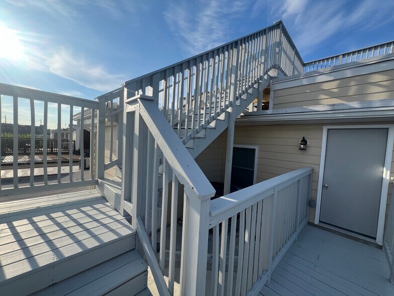 Building Photo - 1704 E Chase St