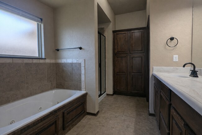 Building Photo - Comfort, Space & Flexibility – 3 Bed Home in Moore School District