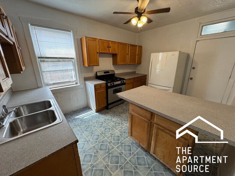 Building Photo - 5438 W Potomac Ave