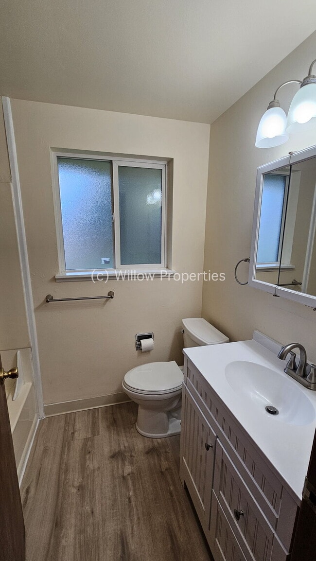 Building Photo - Cozy One Bedroom Duplex