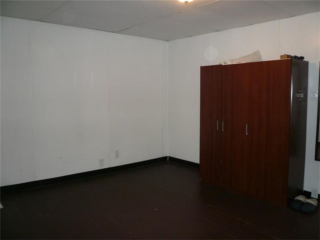 Building Photo - 154 Robinson St