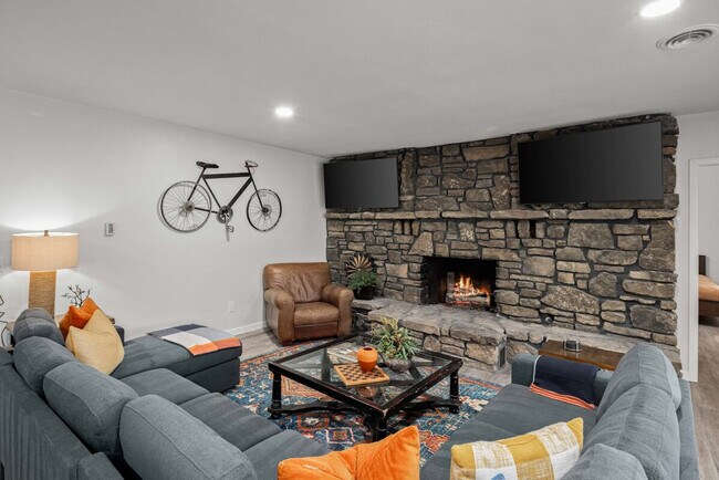 Building Photo - 16 Brompton Ln