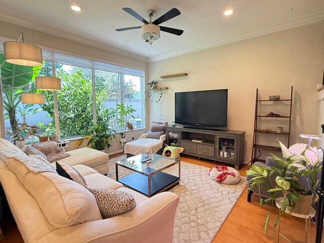 Building Photo - Two-story Upscale Townhouse located at Bel...