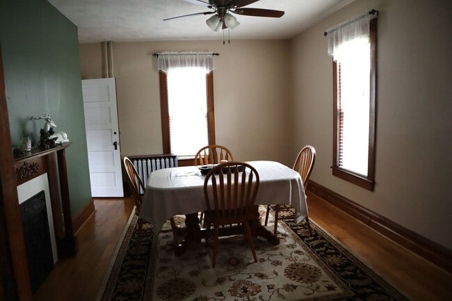Building Photo - 2-3 bedroom house with 1 car garage in Ind...
