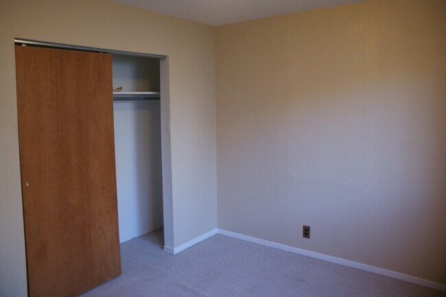 Building Photo - 3 Bedroom in Hazelwood with hardwood floors