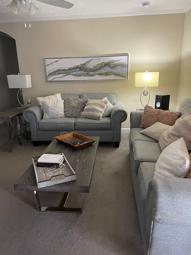 Building Photo - 3 Bedroom 2 Bath Home with large Sunroom i...