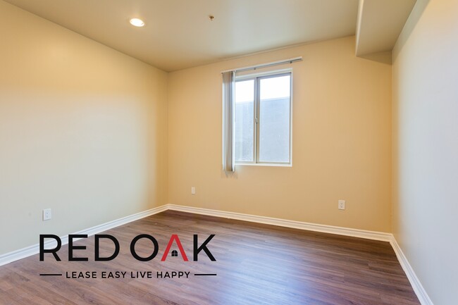 Building Photo - Spacious and Welcoming One Bedroom with Ce...