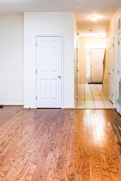 Building Photo - 6044 Blue Point Ct