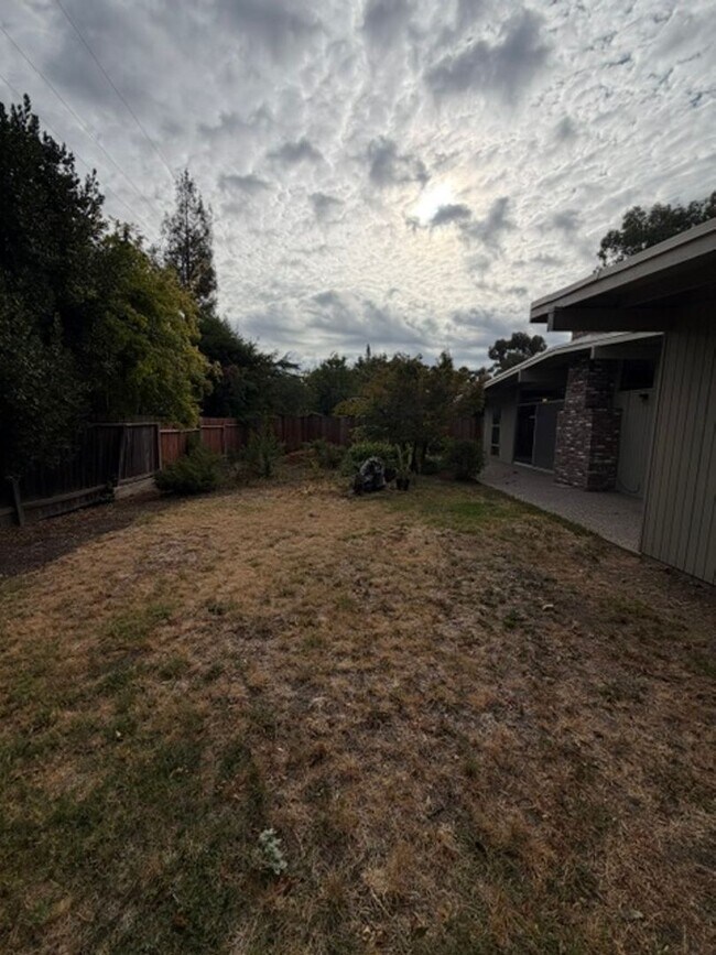 Building Photo - 557 Villanova Dr