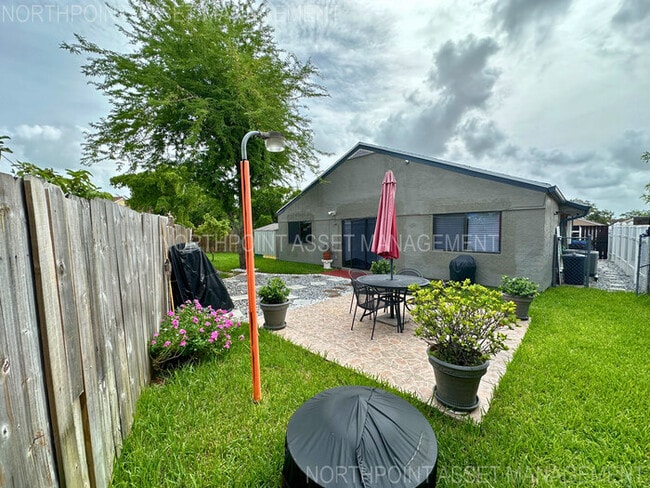 Building Photo - Charming 2-Bed, 2-Bath Home with Fenced Yard in Miramar!