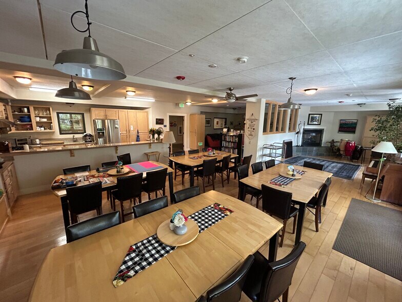 Community kitchen & dining room - 190 Walnut Ave