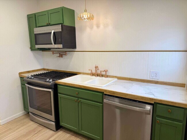 Building Photo - "Charming 1-Bedroom Retreat in Mountain Home – Your Cozy Haven Awaits!"