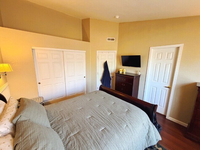 Building Photo - Rare opportunity to lease a golf course-view condo in one of Littleton's most convenient locations!