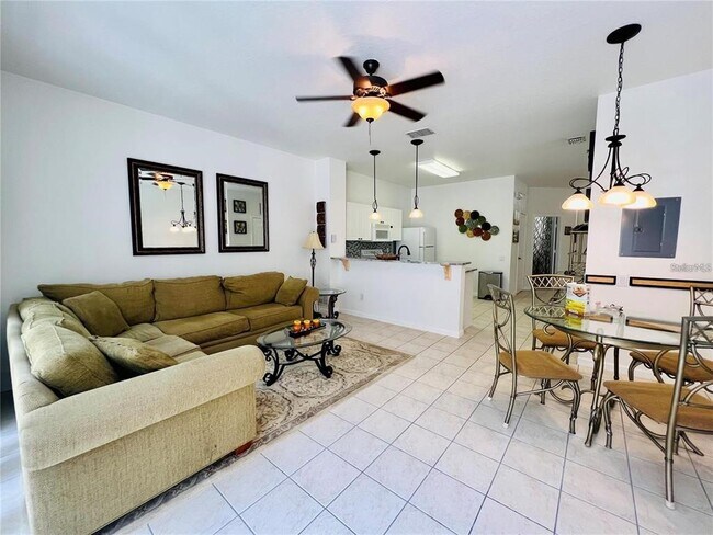 Building Photo - 2413 Silver Palm Dr