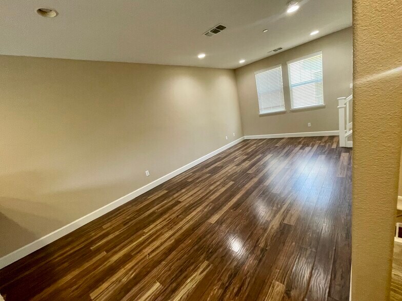 Large living space - 722 El Paseo Cir