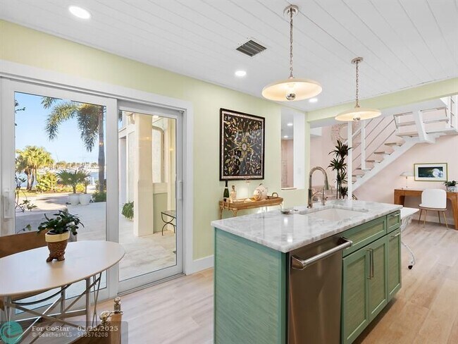 Building Photo - 325 Poinciana Dr