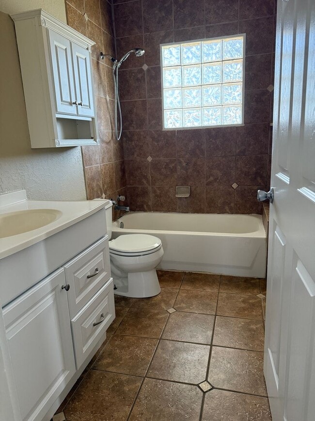 Building Photo - CUTE 3 BDRM 1 bath HOME with garage