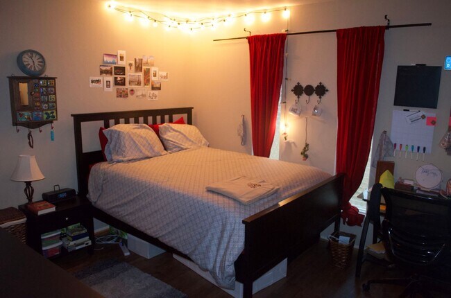 Building Photo - AUGUST PRE-LEASE!  Spacious 4 Bedroom 2 Bathroom Home CLOSE TO CAMPUS