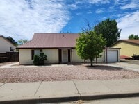 Building Photo - 2 Bedroom Home Located in Bloomfield