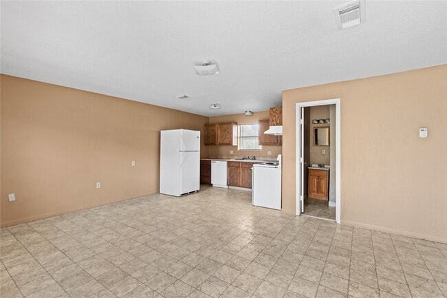 Building Photo - 2200 Peach Ave