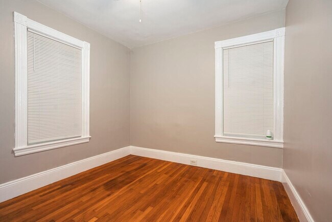 Building Photo - 117 Medford St